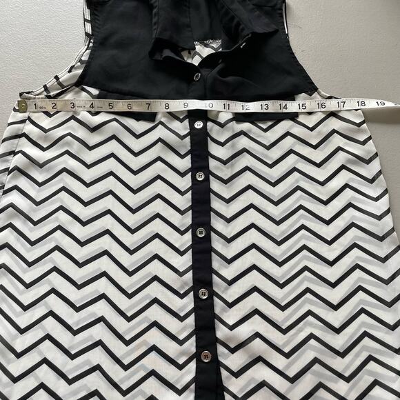 Sans Souci Sleeveless Tank Blouse Black White‎ Geometric Pattern ZigZag S Button - Picture 9 of 10